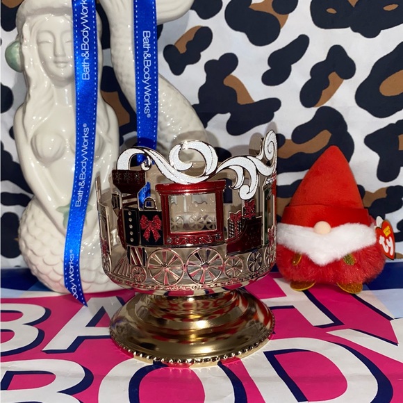 BATH AND BODY WORKS HOLIDAY TRAIN SLEEVE 3-WICK CANDLE HOLDER - Picture 7 of 9